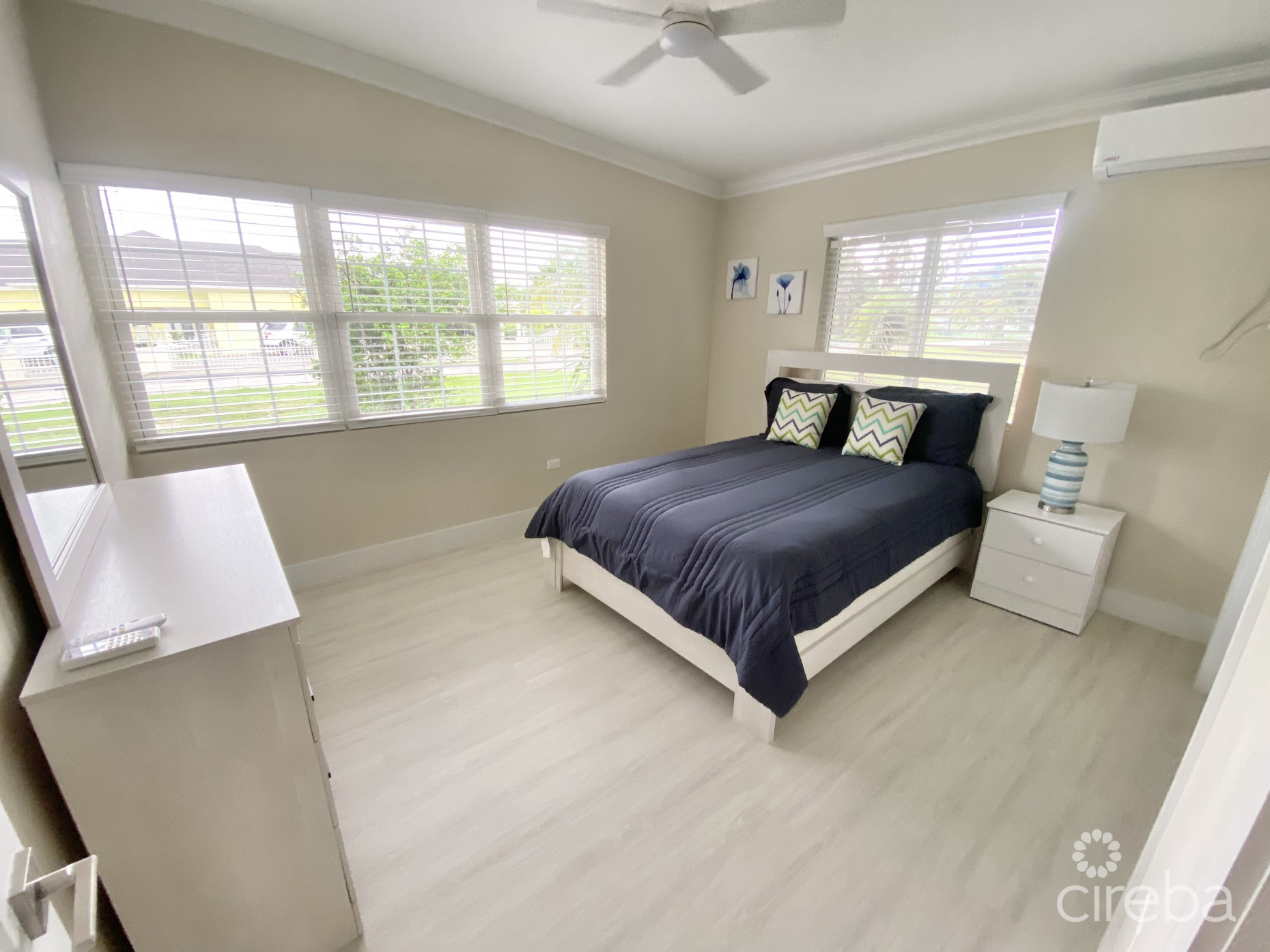 STUNNINGLY RENOVATED 3 BED +DEN HOME IN GEORGE TOWN