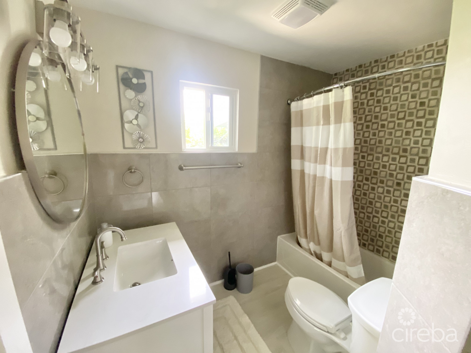 STUNNINGLY RENOVATED 3 BED +DEN HOME IN GEORGE TOWN