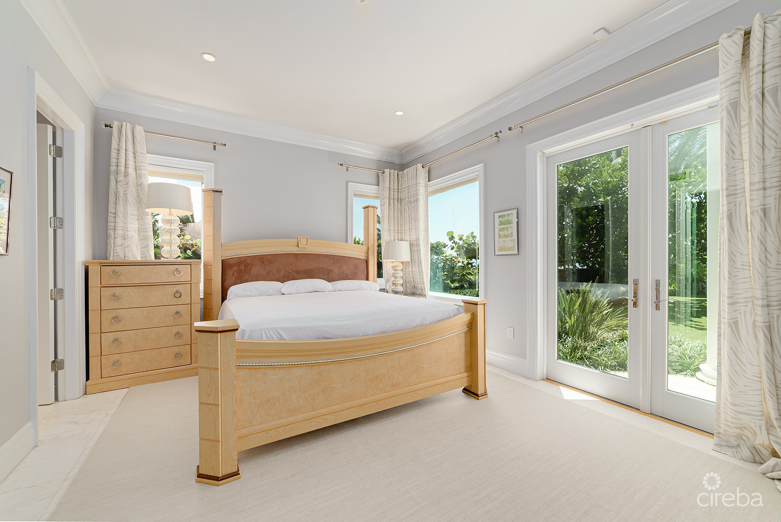 THE BLUE HOUSE - WATERFRONT HOME SOUTH SOUND ROAD