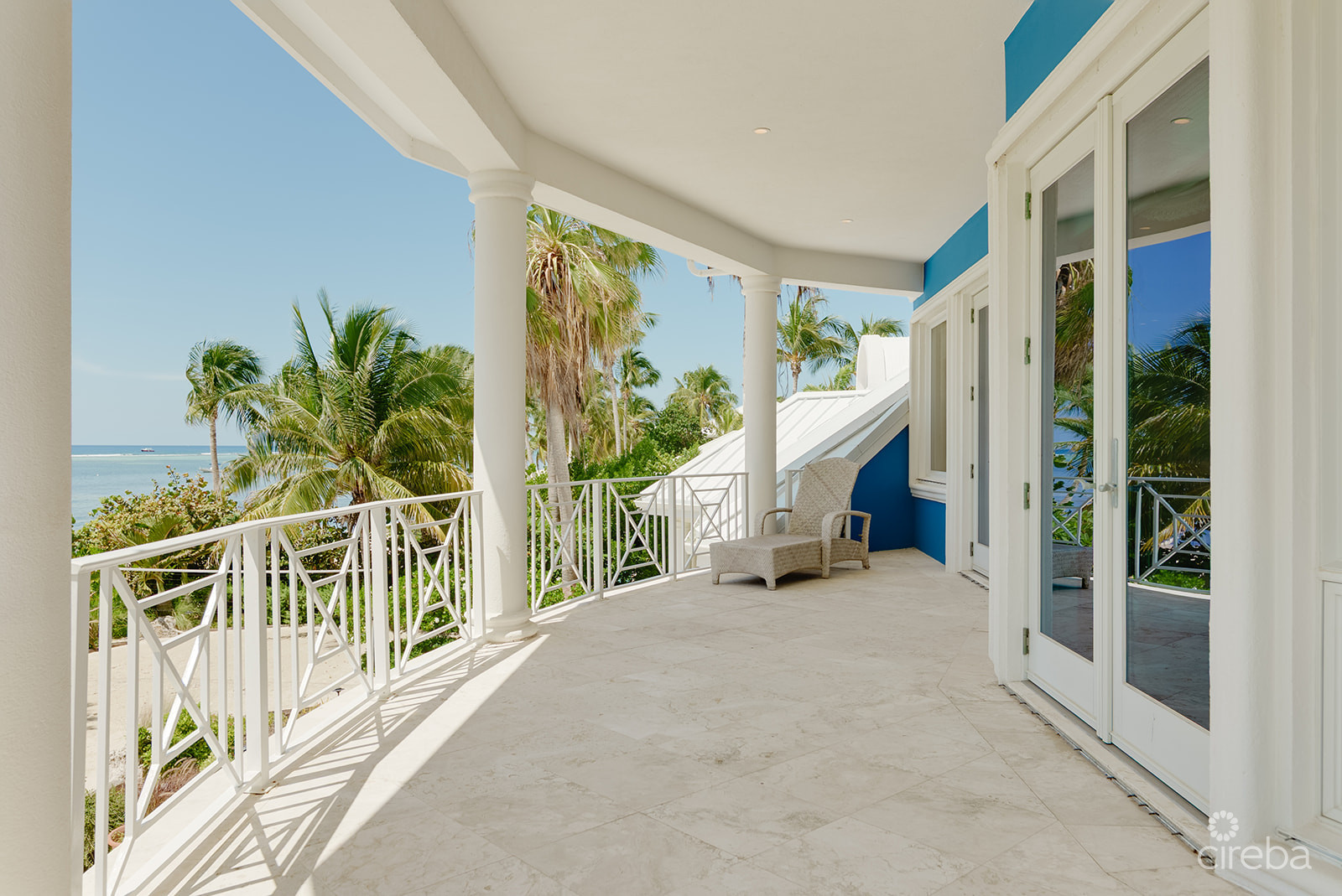 THE BLUE HOUSE - WATERFRONT HOME SOUTH SOUND ROAD