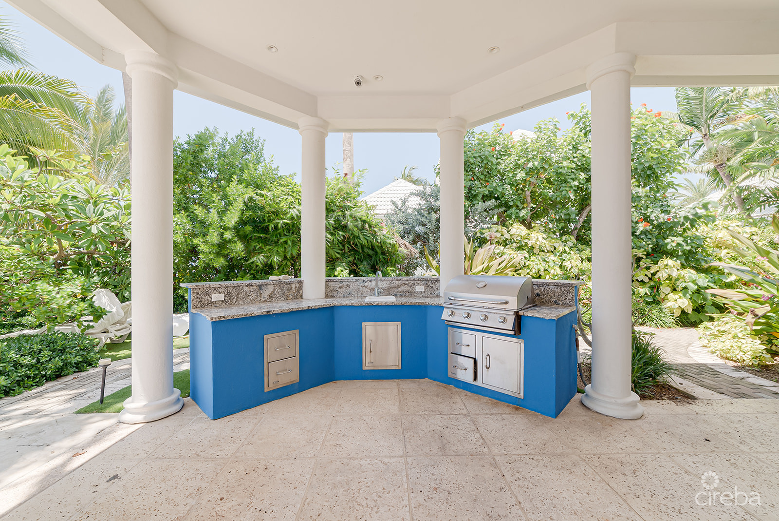 THE BLUE HOUSE - WATERFRONT HOME SOUTH SOUND ROAD