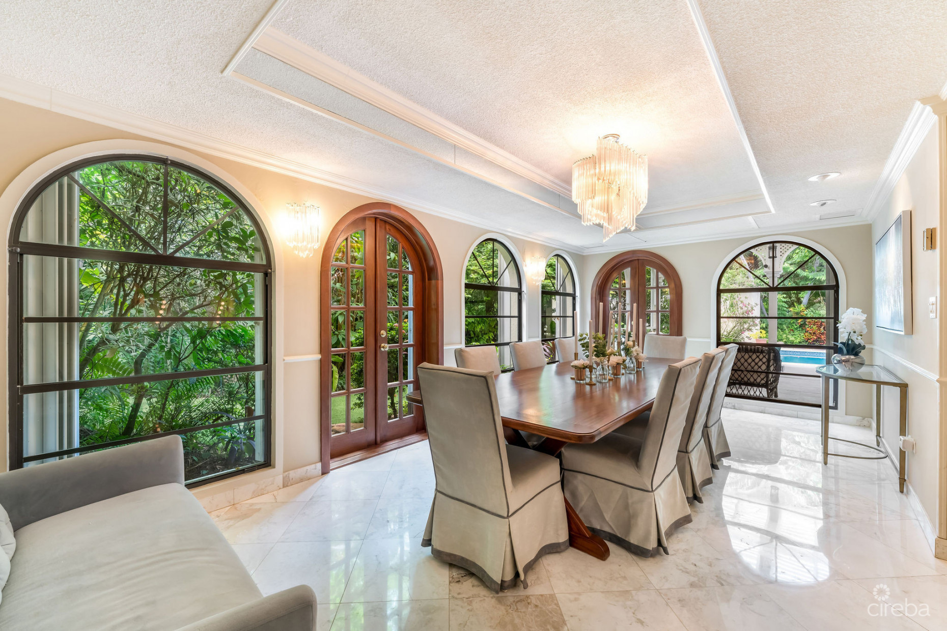 ANNE BONNY CRESCENT - CLASSIC COLONIAL WITH OUTDOOR ENTERTAINING