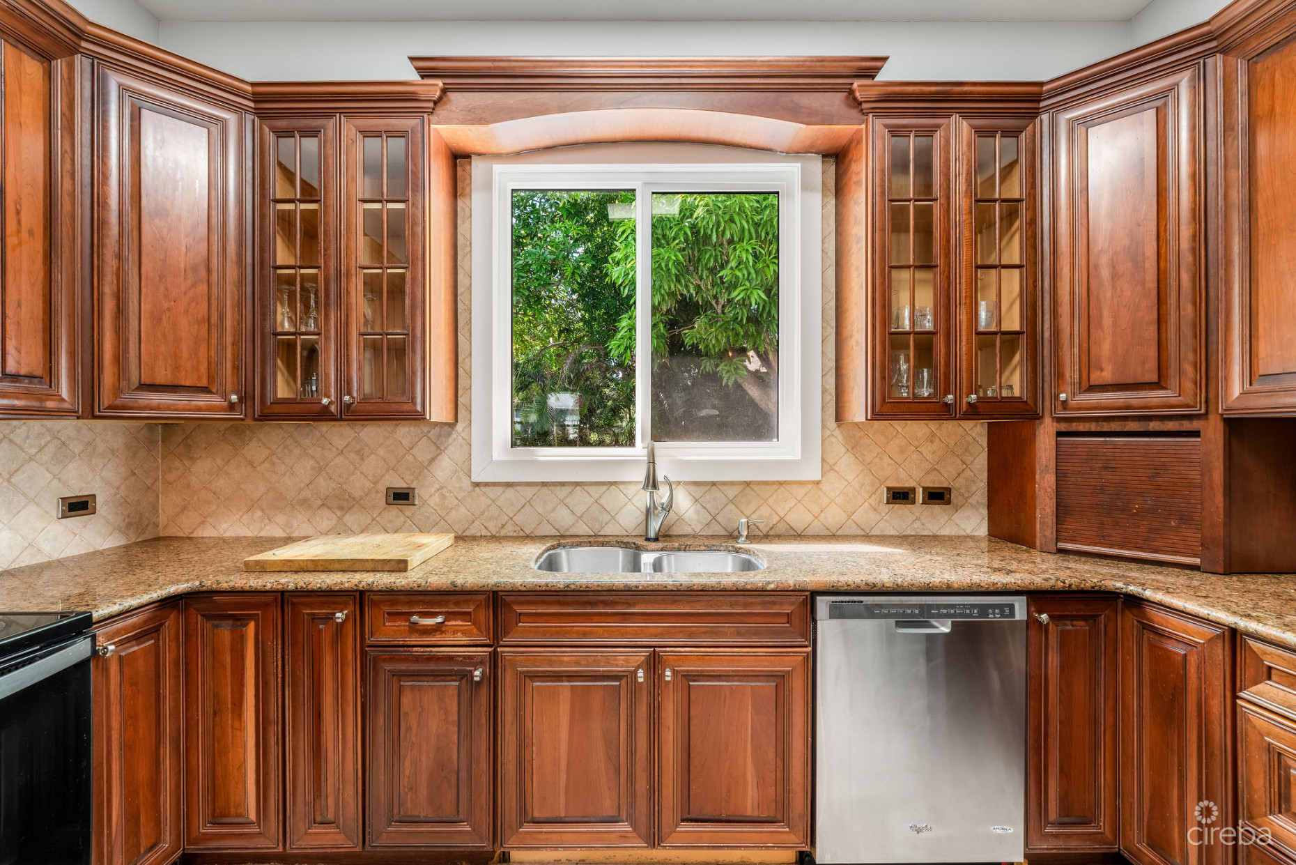 SPACIOUS 4-BEDROOM HOME IN TROPICAL GARDENS