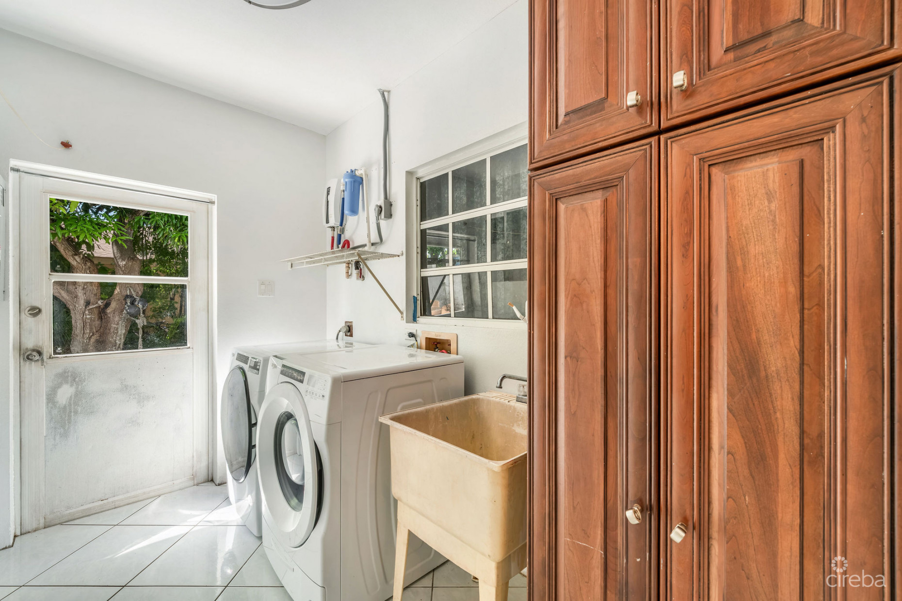 SPACIOUS 4-BEDROOM HOME IN TROPICAL GARDENS