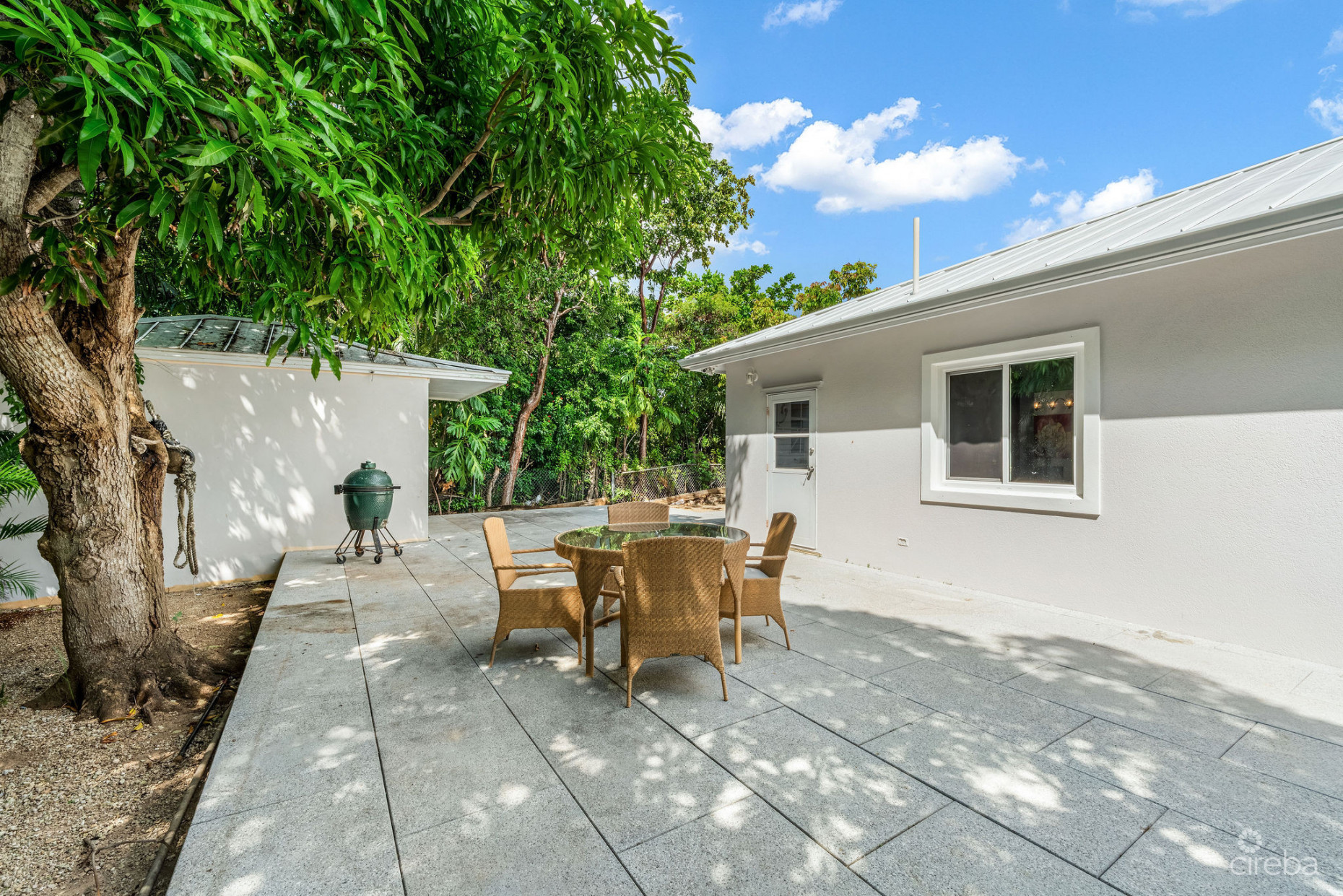 SPACIOUS 4-BEDROOM HOME IN TROPICAL GARDENS