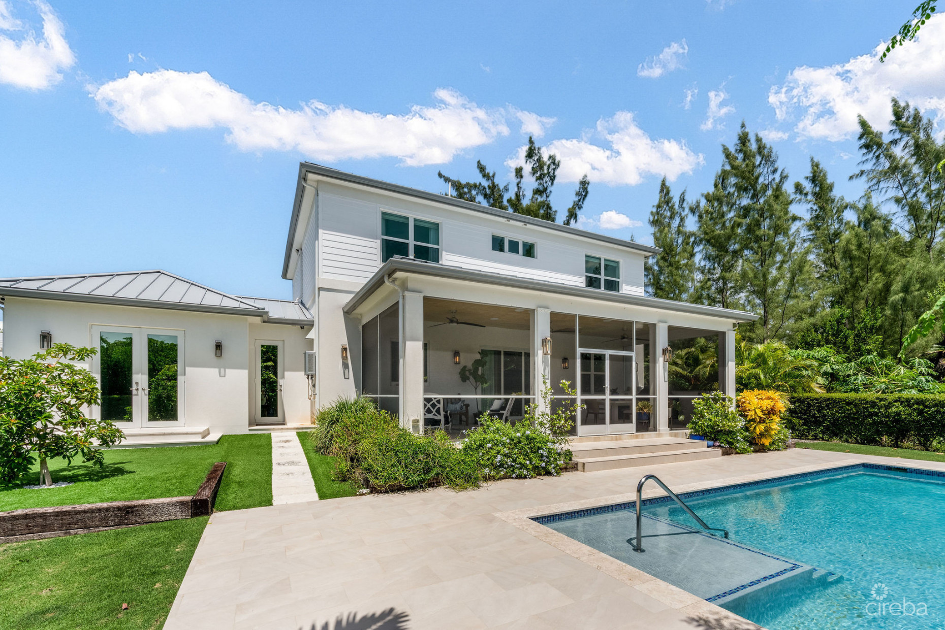 THE LAKES EXECUTIVE FAMILY HOME WITH POOL