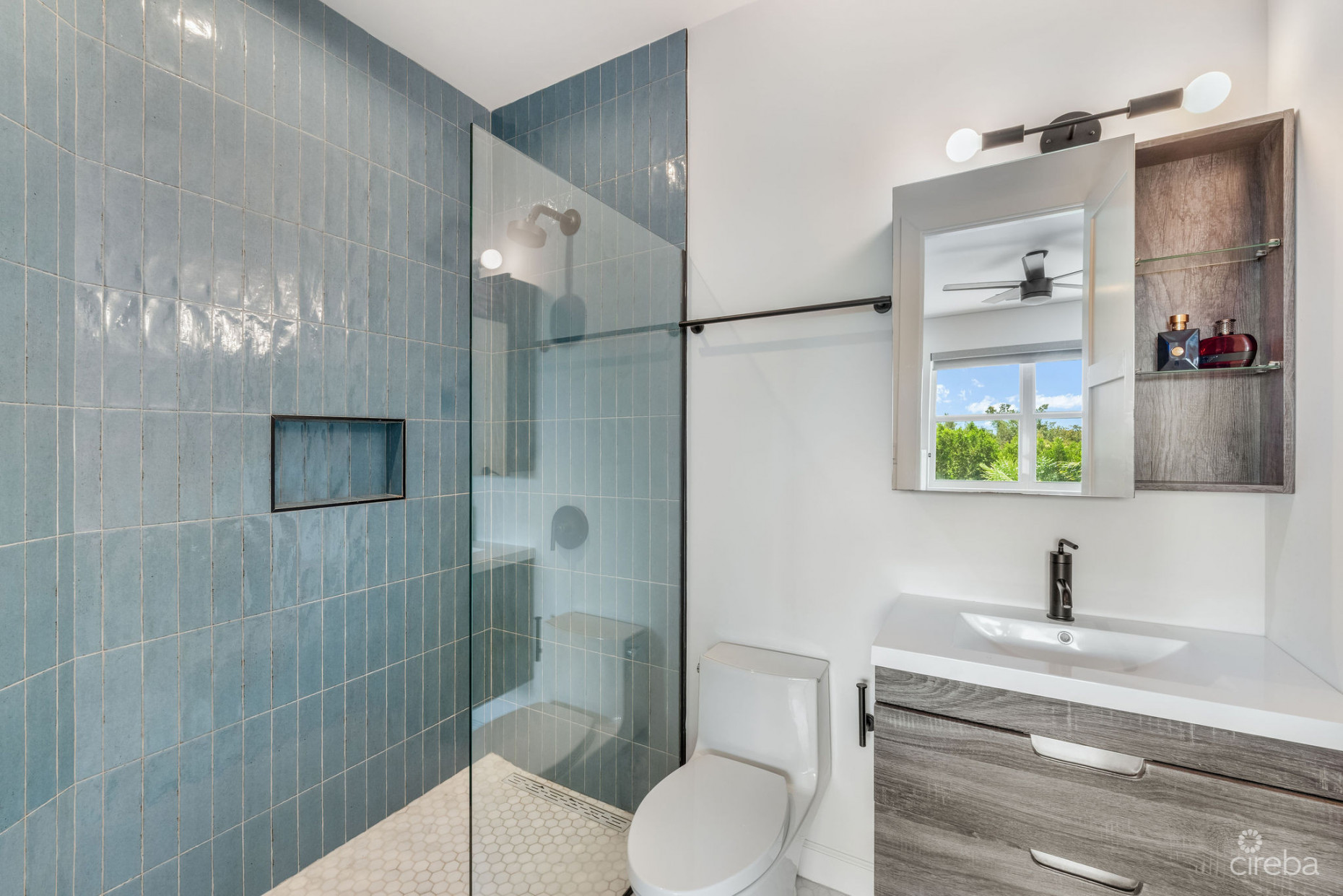 THE LAKES EXECUTIVE FAMILY HOME WITH POOL