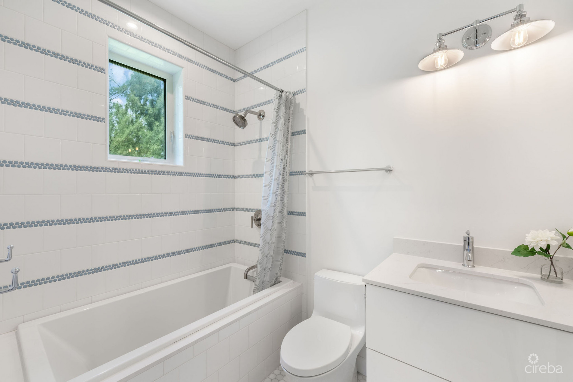 THE LAKES EXECUTIVE FAMILY HOME WITH POOL