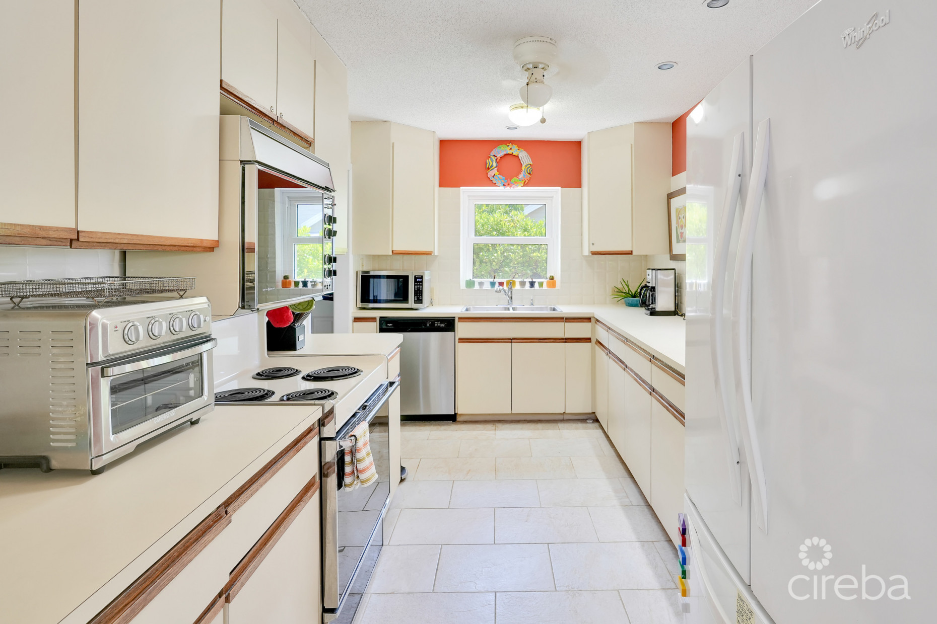 GO BRAGH - KAIBO BEACHFRONT HOME WITH DOCK AND POOL