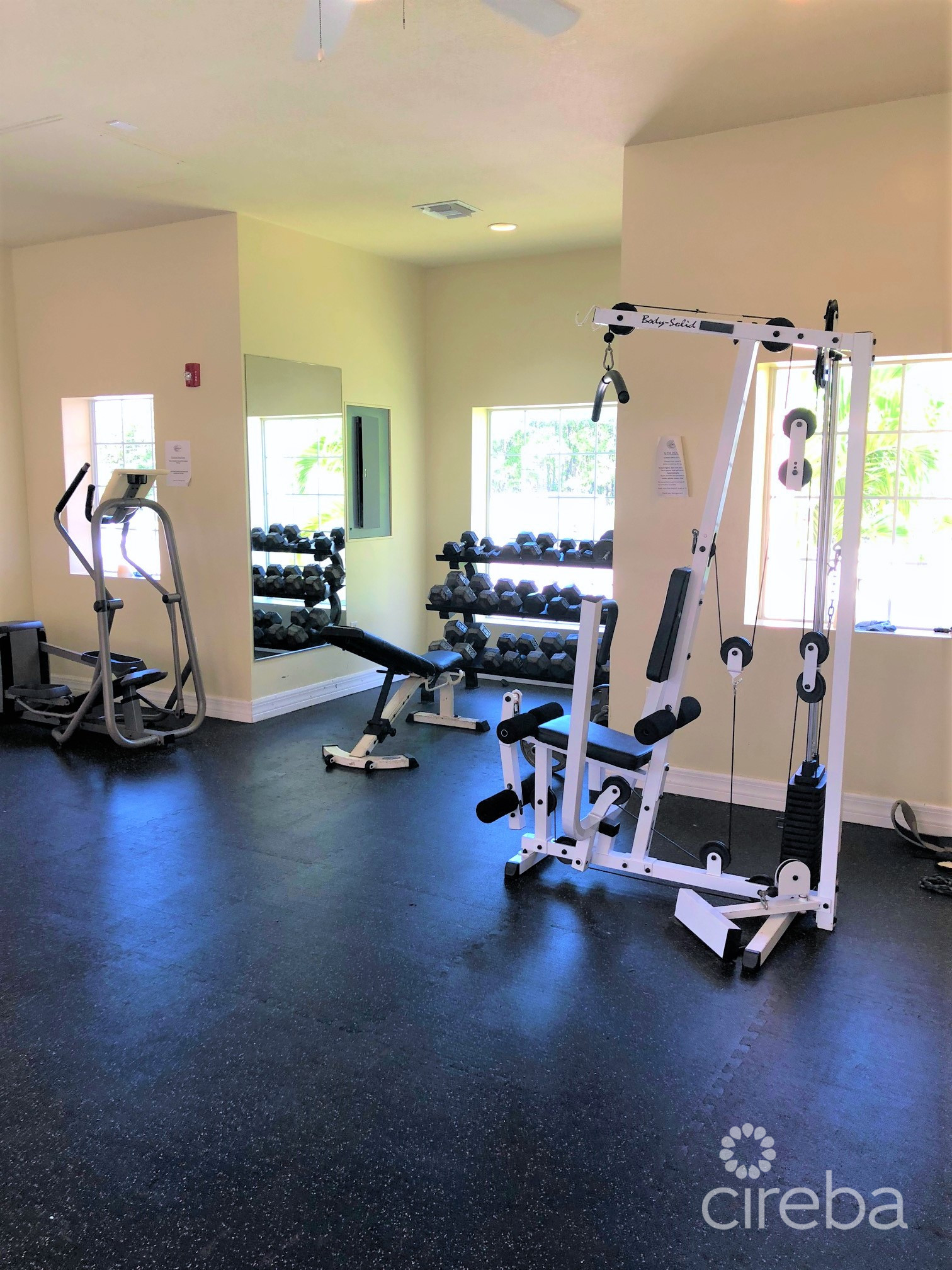 LAKESIDE--1BED/1BATH--MINUTES TO CAMANA BAY/SEVEN MILE BEACH