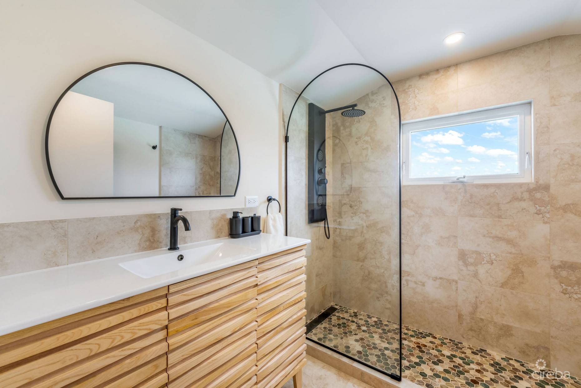 SUPERB VALUE AND VIEWS ON SPOTTS BEACH - 15 CORAL BAY VILLAGE