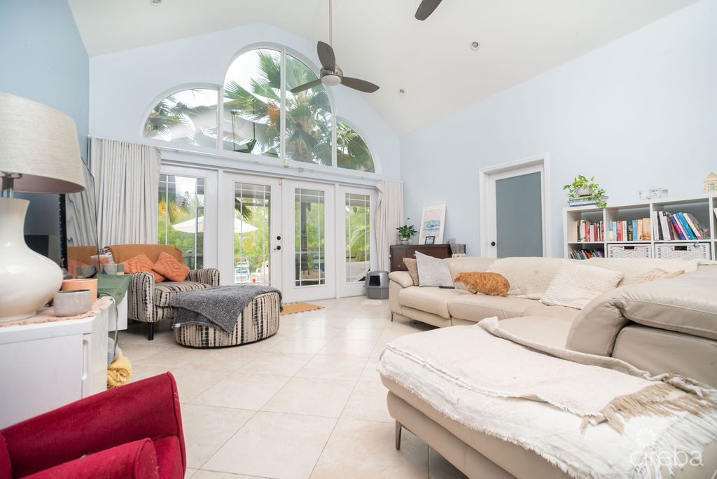 CANAL FRONT - FAMILY HOME SAVANNAH