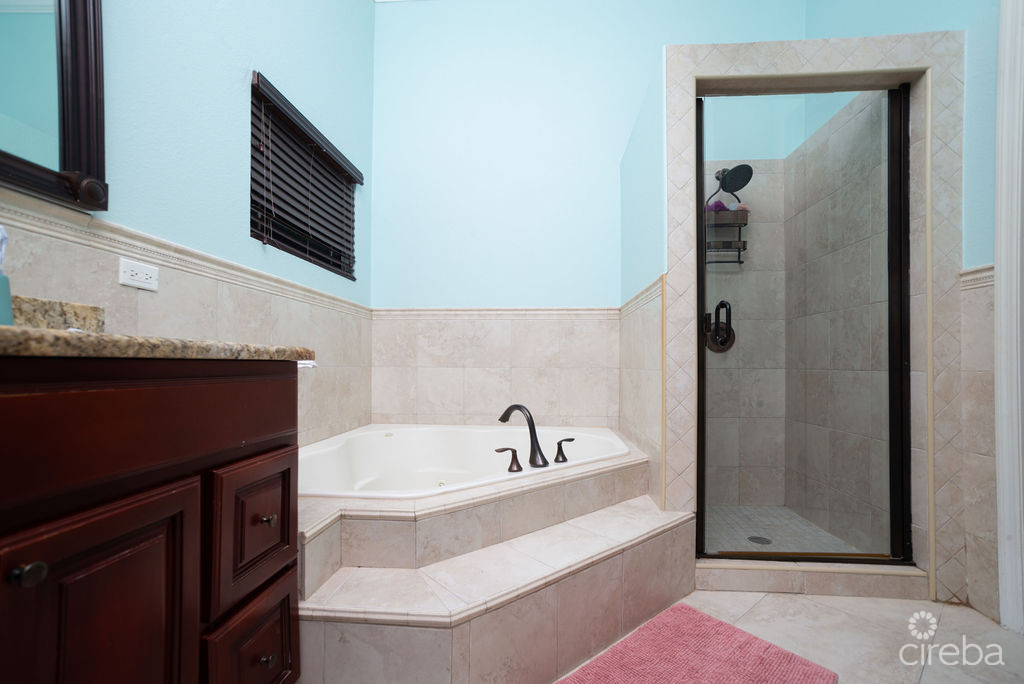 CANAL FRONT - FAMILY HOME SAVANNAH