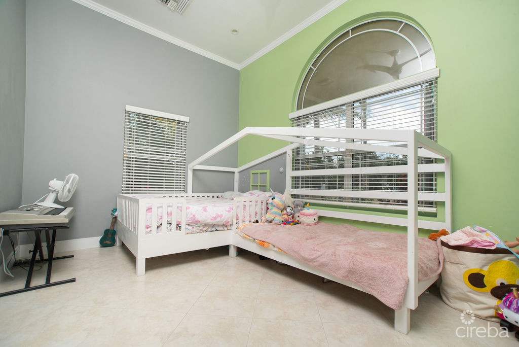 CANAL FRONT - FAMILY HOME SAVANNAH