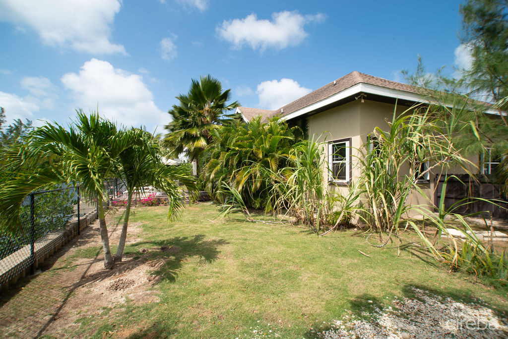 CANAL FRONT - FAMILY HOME SAVANNAH
