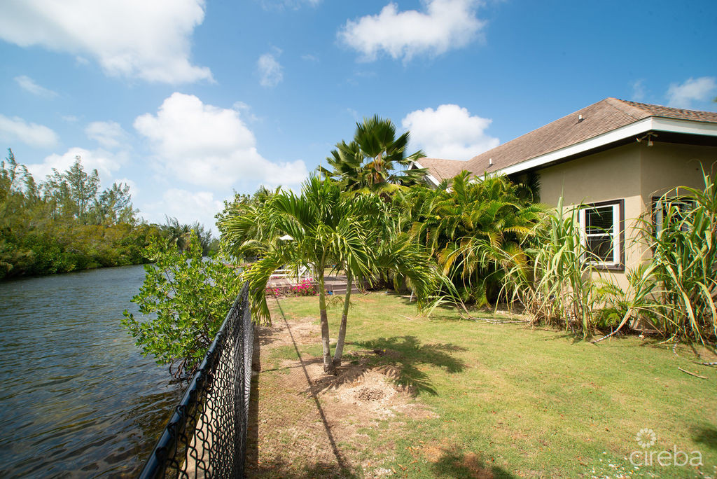 CANAL FRONT - FAMILY HOME SAVANNAH