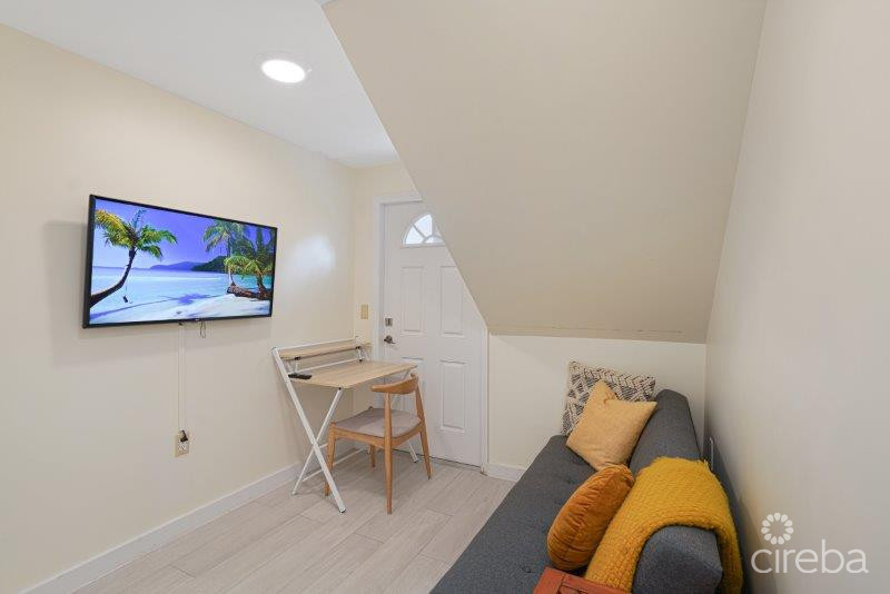 BOHO BEACH STUDIO 20 STEPS TO THE BEACH!