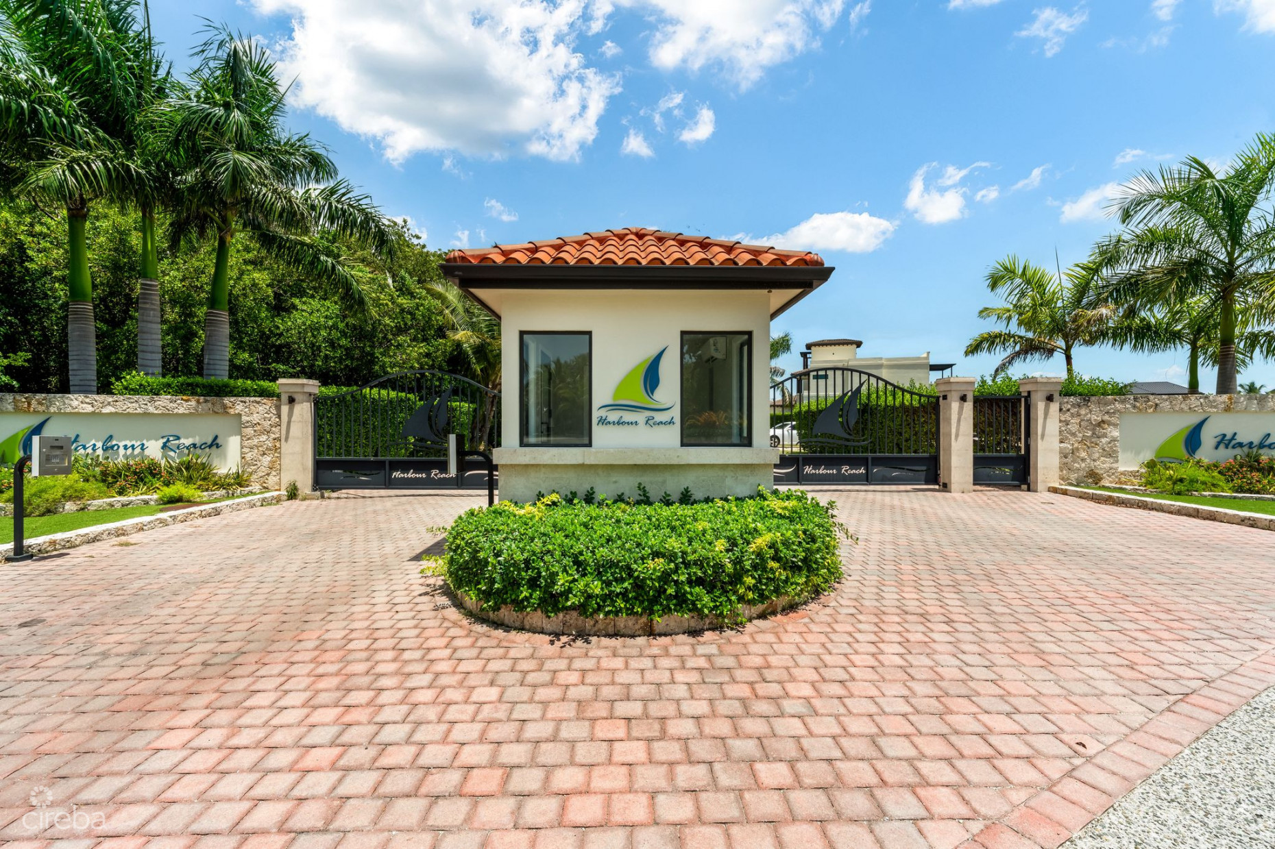 LARGE HARBOUR REACH LOT