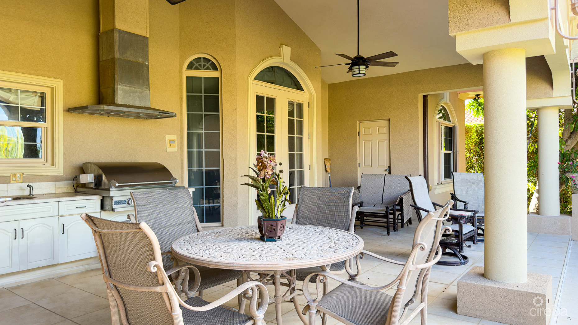 YACHT CLUB CANAL FRONT HOME 3 BED