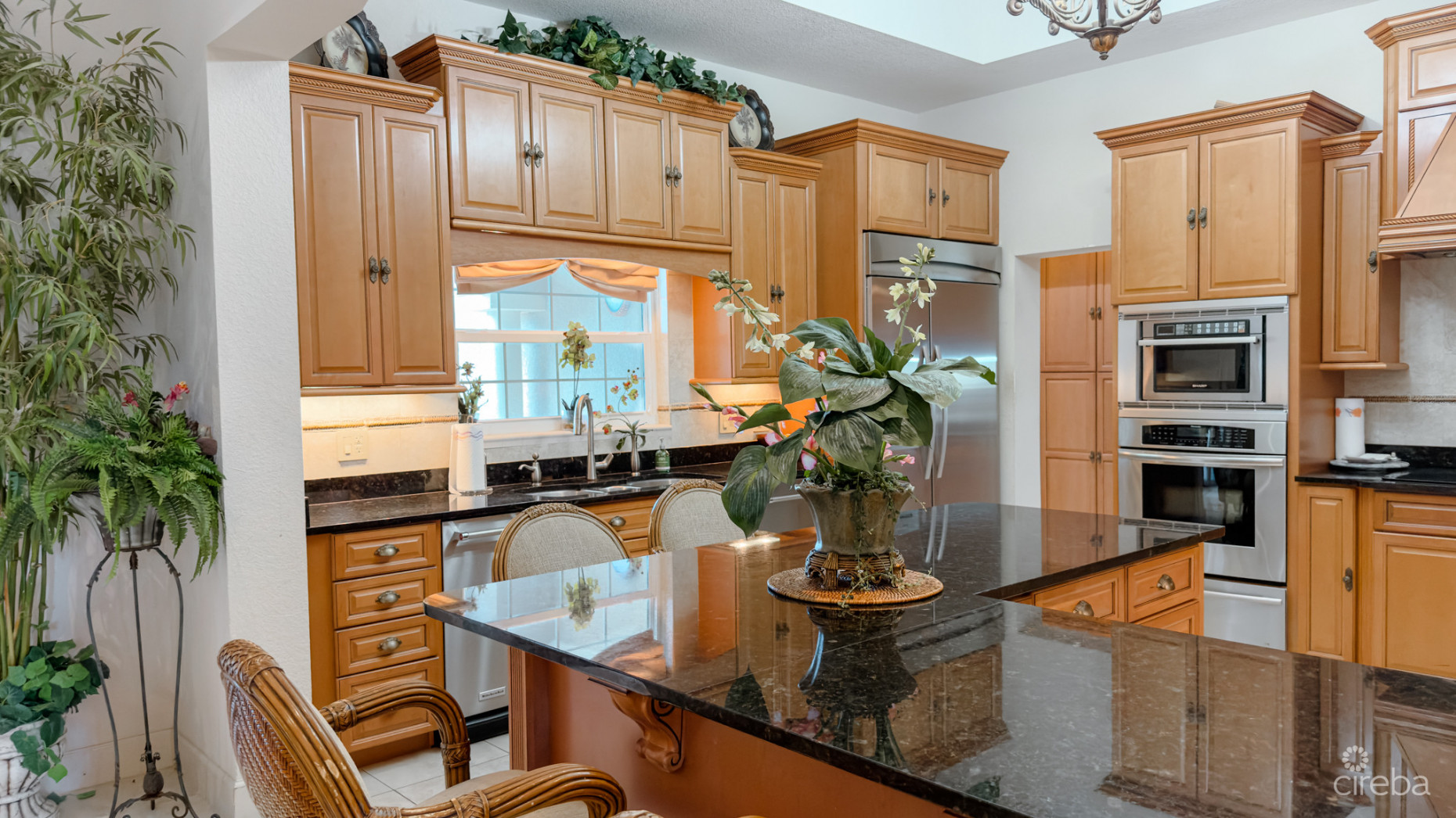 YACHT CLUB CANAL FRONT HOME 3 BED