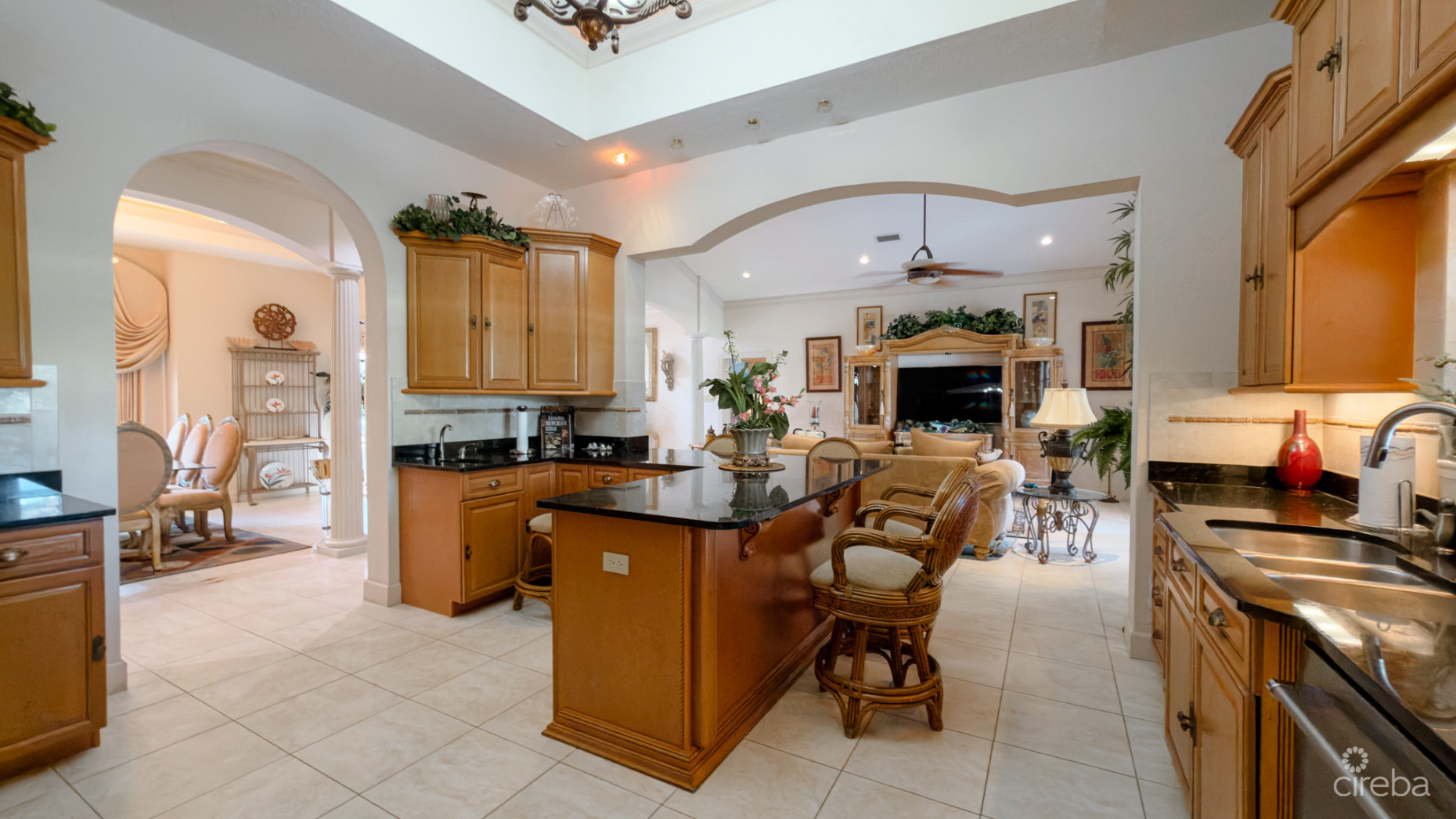 YACHT CLUB CANAL FRONT HOME 3 BED