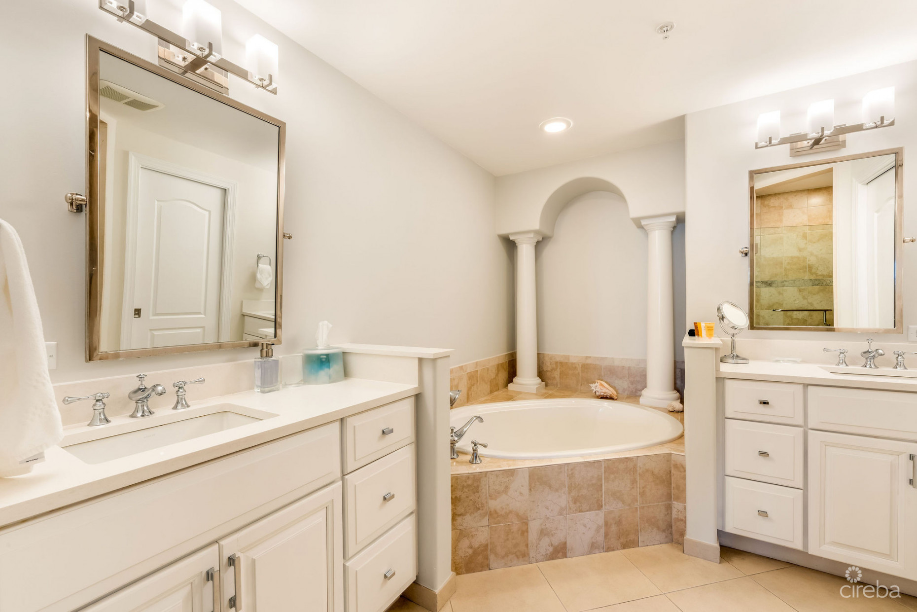 THE RENAISSANCE VILLA 25 - SEVEN MILE BEACH