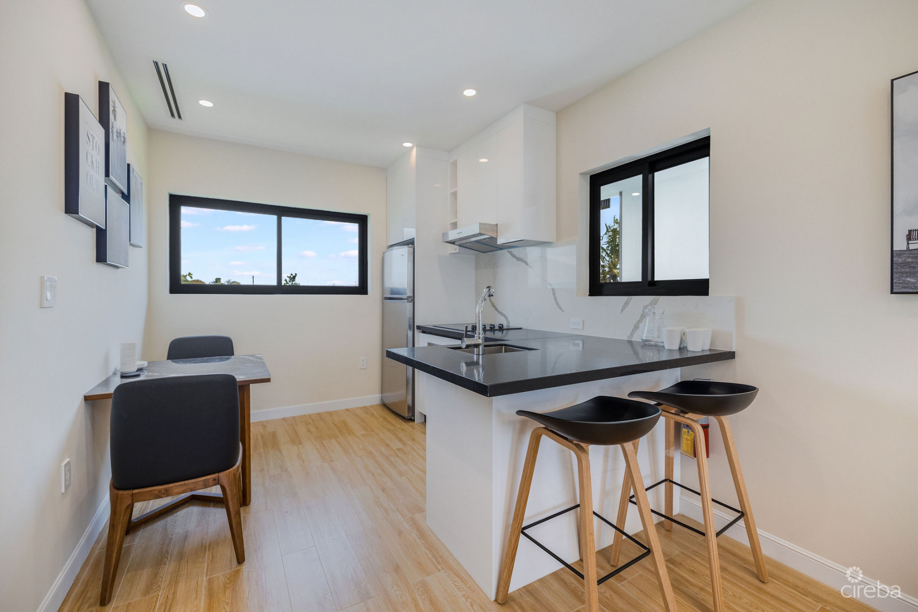ARZA WEST BAY RUBY- UPGRADED FULLY FURNISHED 1-BED CORNER UNIT