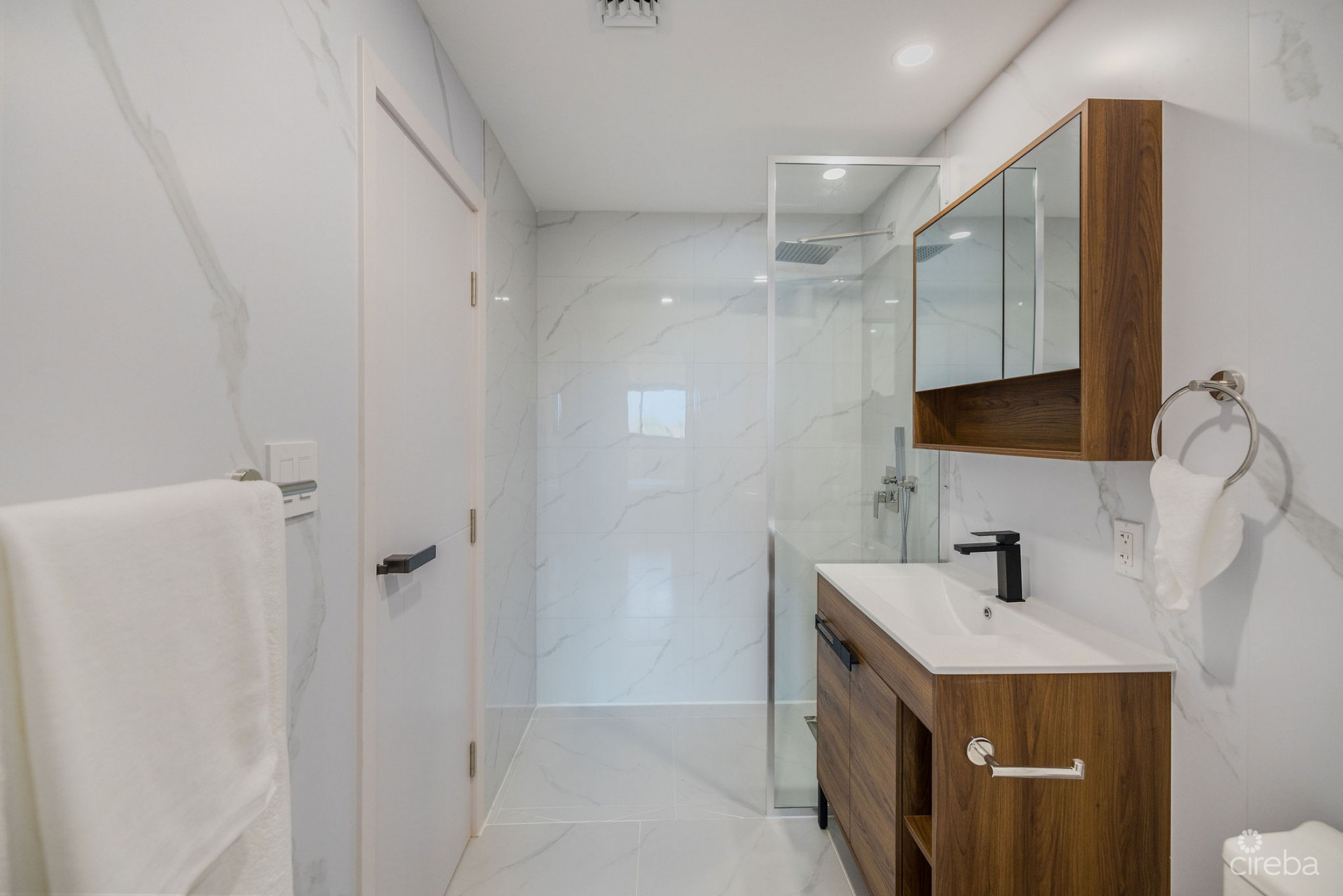 ARZA WEST BAY RUBY- UPGRADED FULLY FURNISHED 1-BED CORNER UNIT