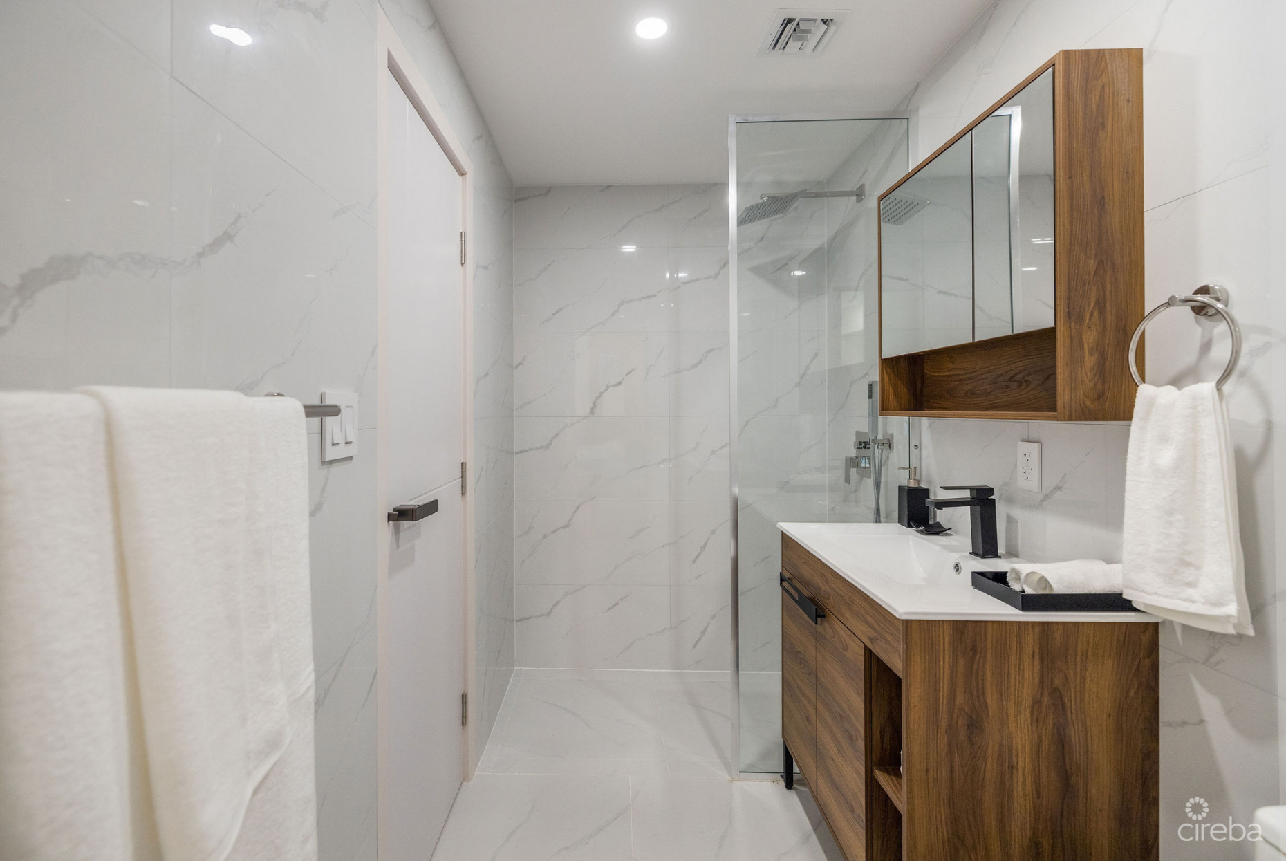 ARZA WEST BAY JADE - UPGRADED FULLY FURNISHED 1-BED/BATH CORNER UNIT