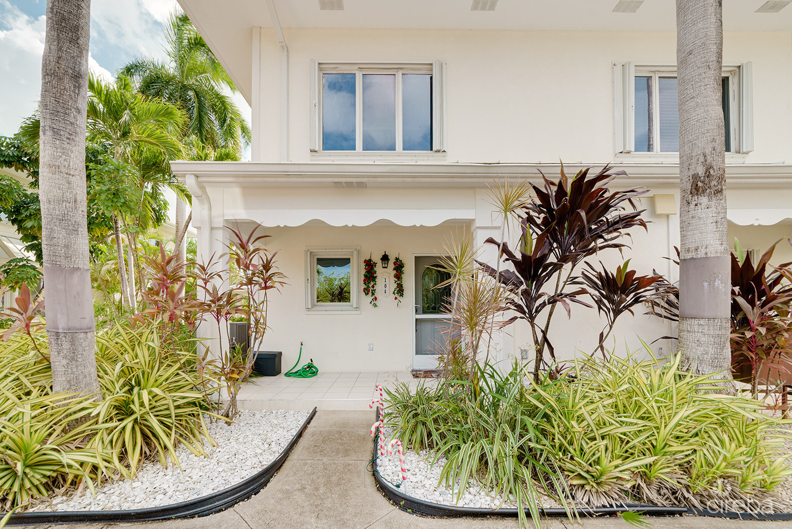 THE MOORINGS, STUNNING CANAL FRONT TOWNHOME, 3 BED 3.5 BATHROOM WITH GORGEOUS VIEWS OF THE CANAL