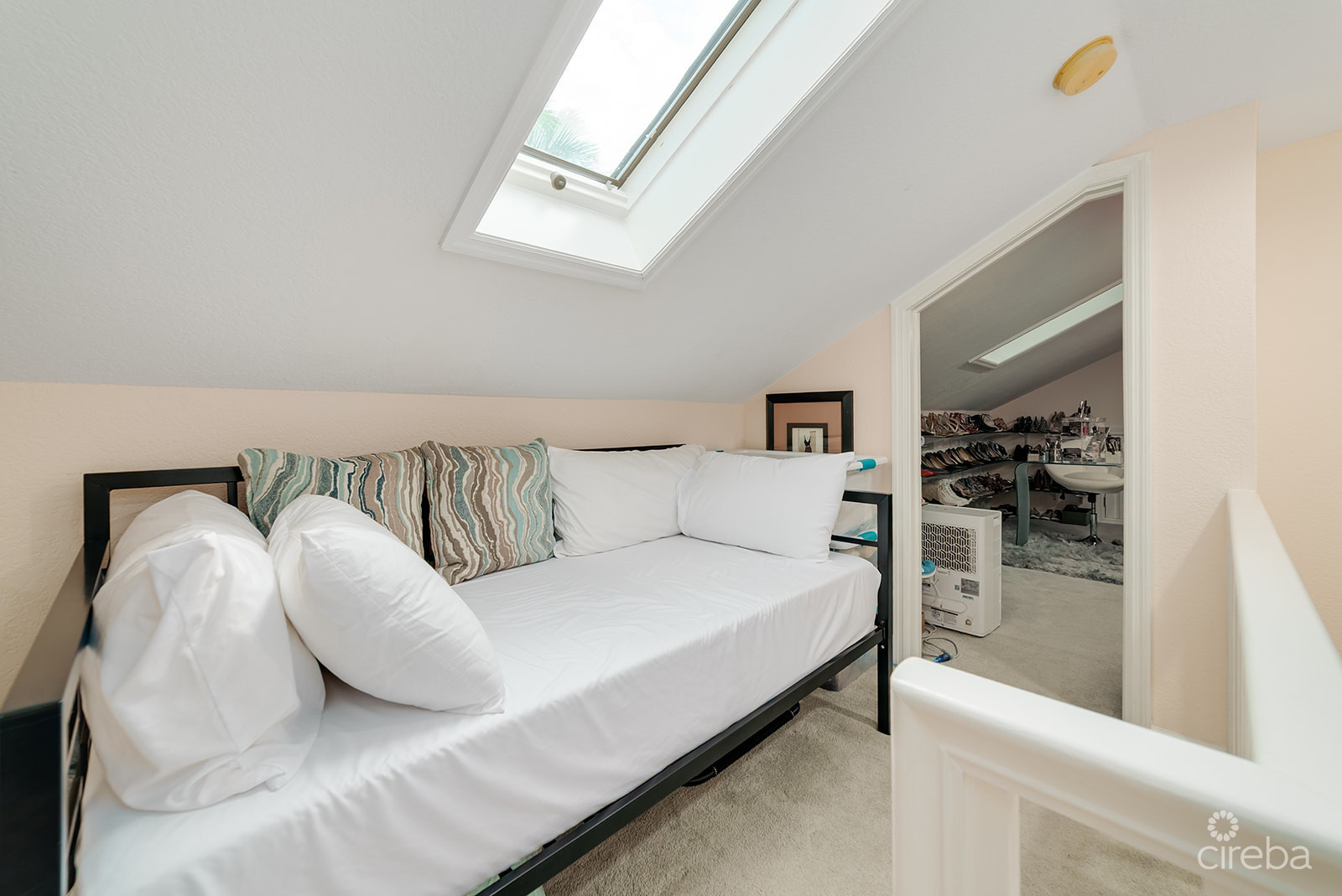 THE MOORINGS, STUNNING CANAL FRONT TOWNHOME, 3 BED 3.5 BATHROOM WITH GORGEOUS VIEWS OF THE CANAL