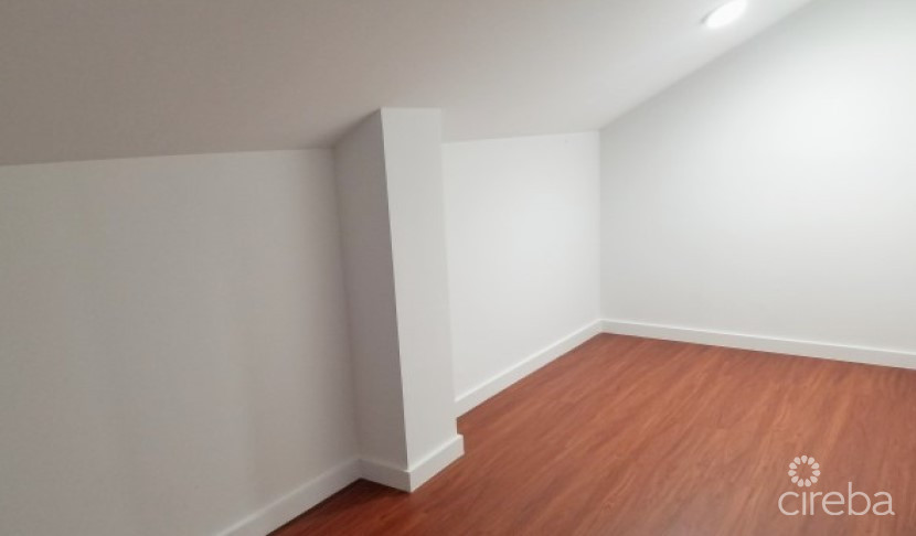 ROYAL PINES SPACIOUS TOWNHOUSE STYLE CONDO--END UNIT--FENCED BACK GARDEN