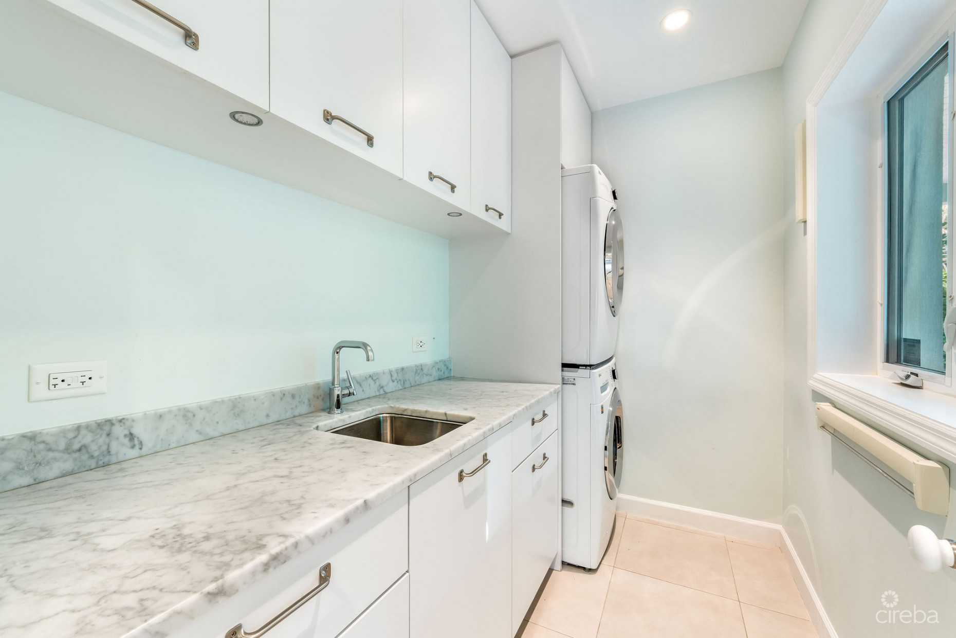 TIMELESS DESIGNER SOUTH SOUND HOME WITH POOL  AND GUEST COTTAGE