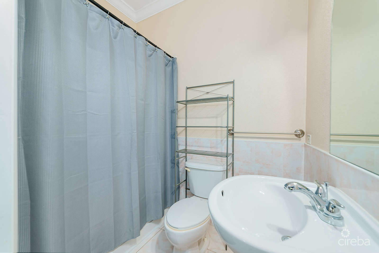 4 BED + OFFICE / 3.5 BATH SINGLE FAMILY HOME