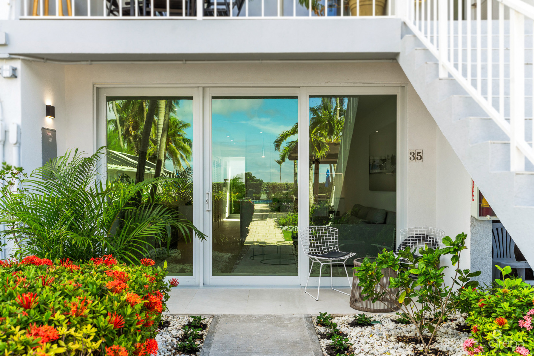 BEACHFRONT CONDO ISLAND PINE VILLAS