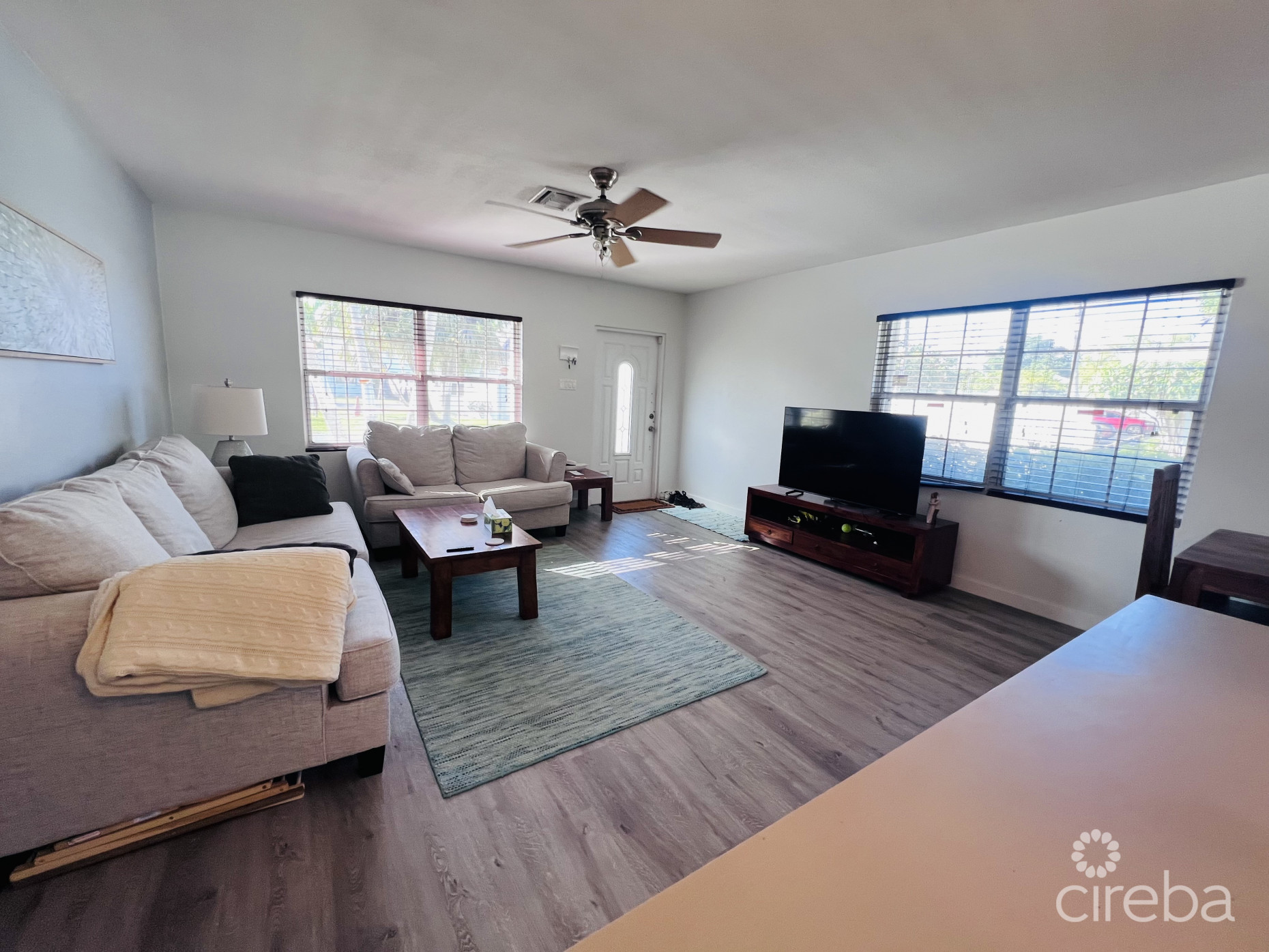 PALM SPRINGS SPACIOUS ONE BED - RARE FIND