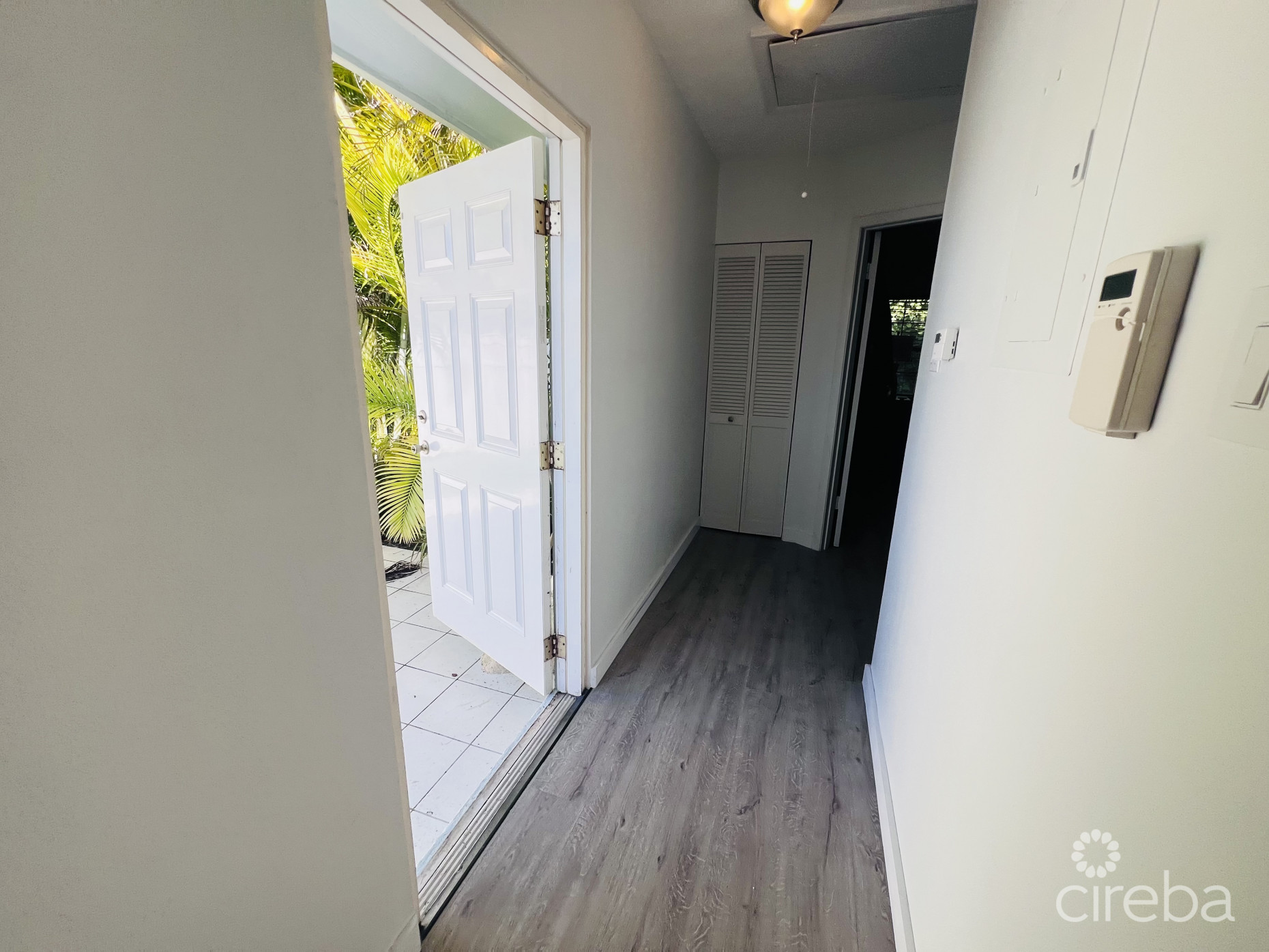 PALM SPRINGS SPACIOUS ONE BED - RARE FIND