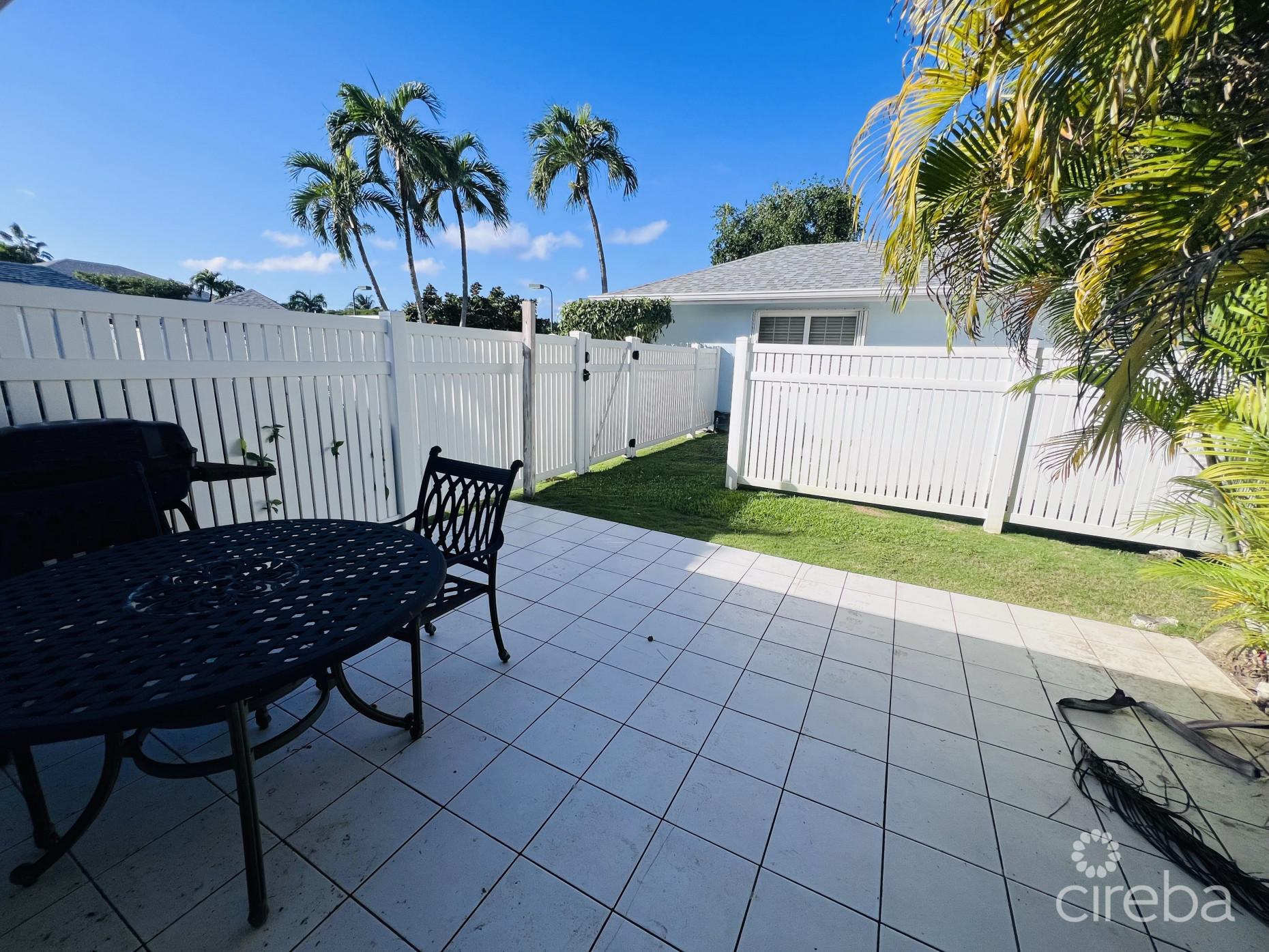 PALM SPRINGS SPACIOUS ONE BED - RARE FIND