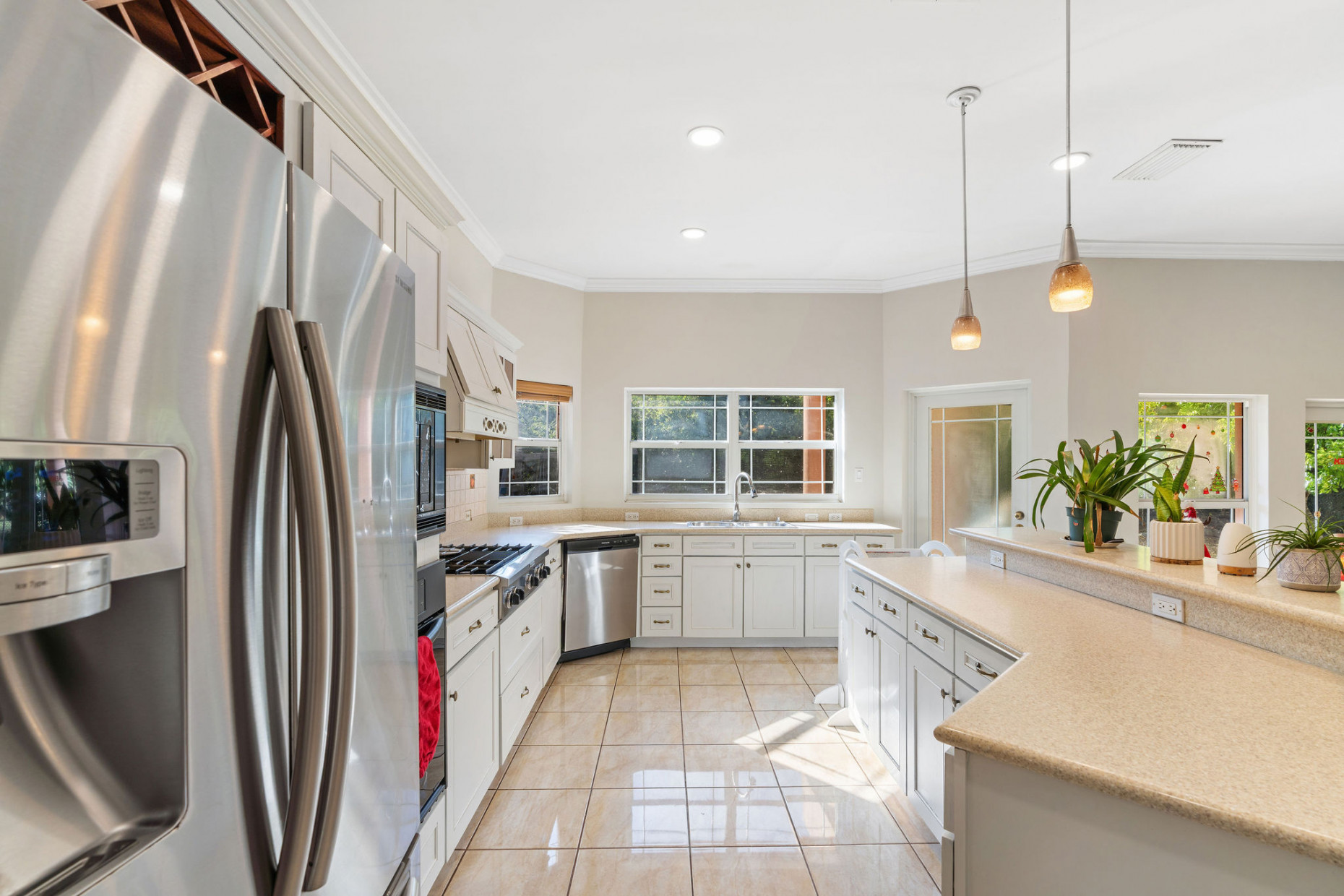 Large 5- Bedroom Home In Beach Bay, Bodden Town