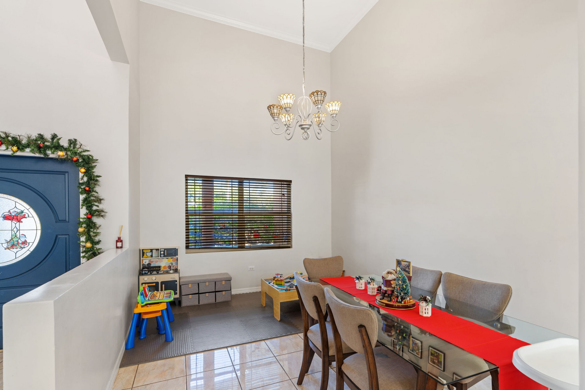 Large 5- Bedroom Home In Beach Bay, Bodden Town