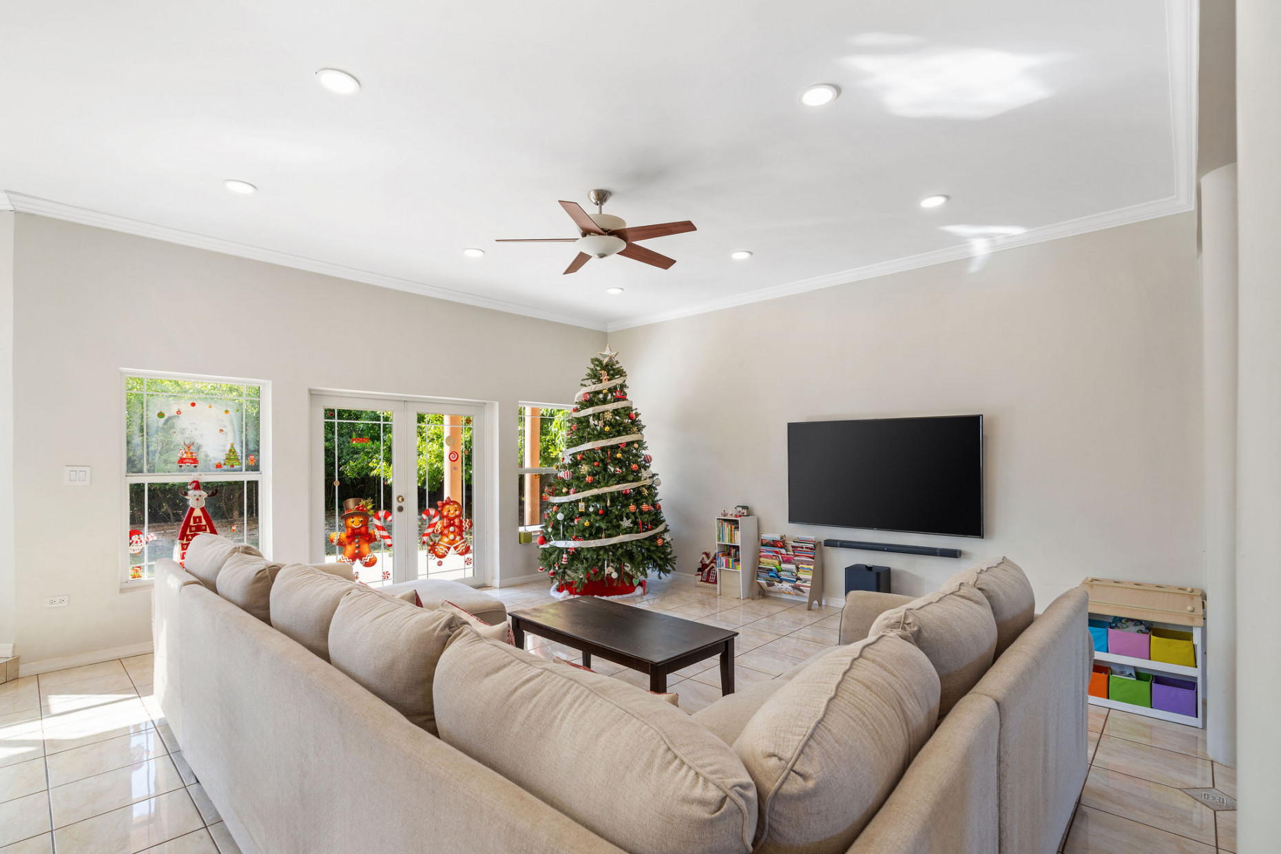 Large 5- Bedroom Home In Beach Bay, Bodden Town