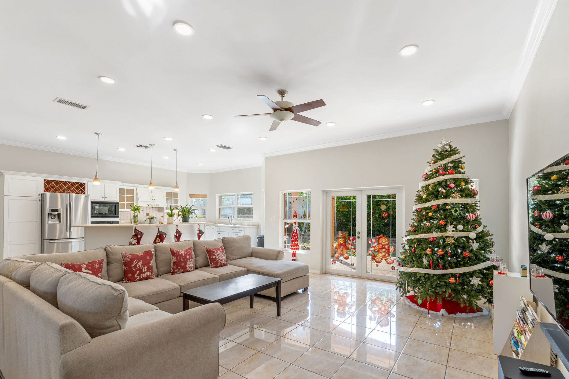 Large 5- Bedroom Home In Beach Bay, Bodden Town