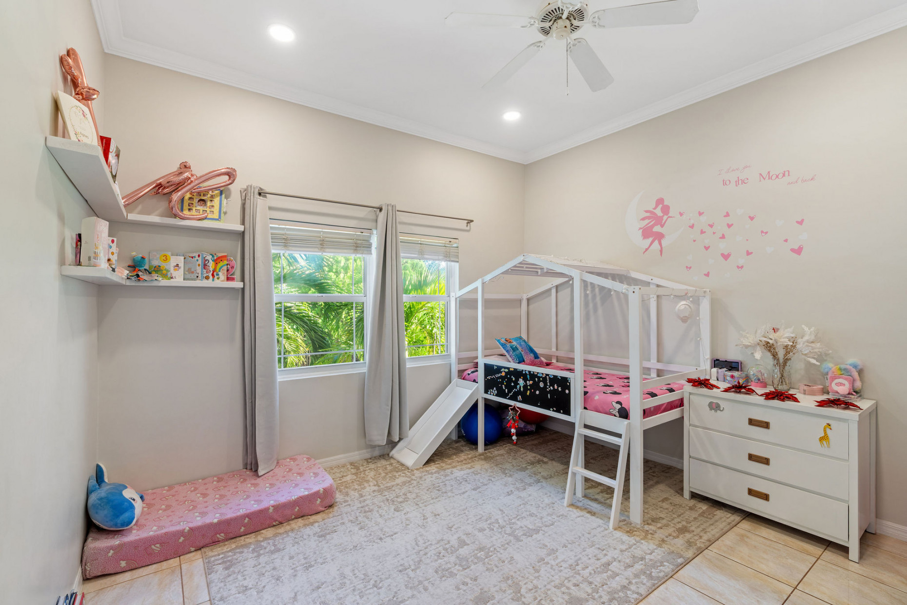 Large 5- Bedroom Home In Beach Bay, Bodden Town