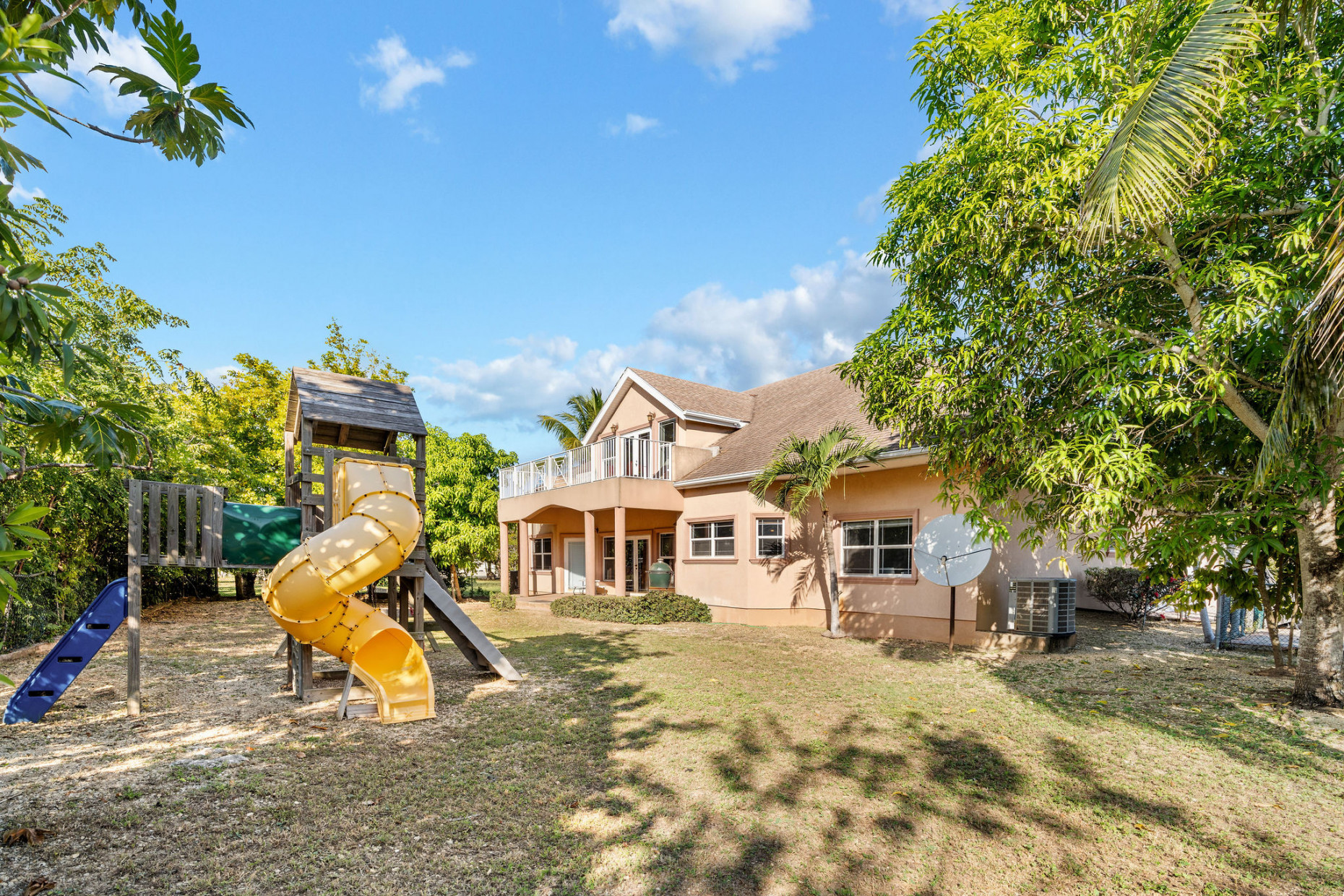 Large 5- Bedroom Home In Beach Bay, Bodden Town