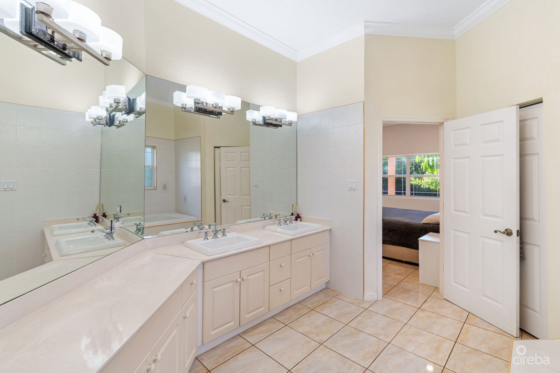 LARGE 5- BEDROOM HOME IN BEACH BAY, BODDEN TOWN