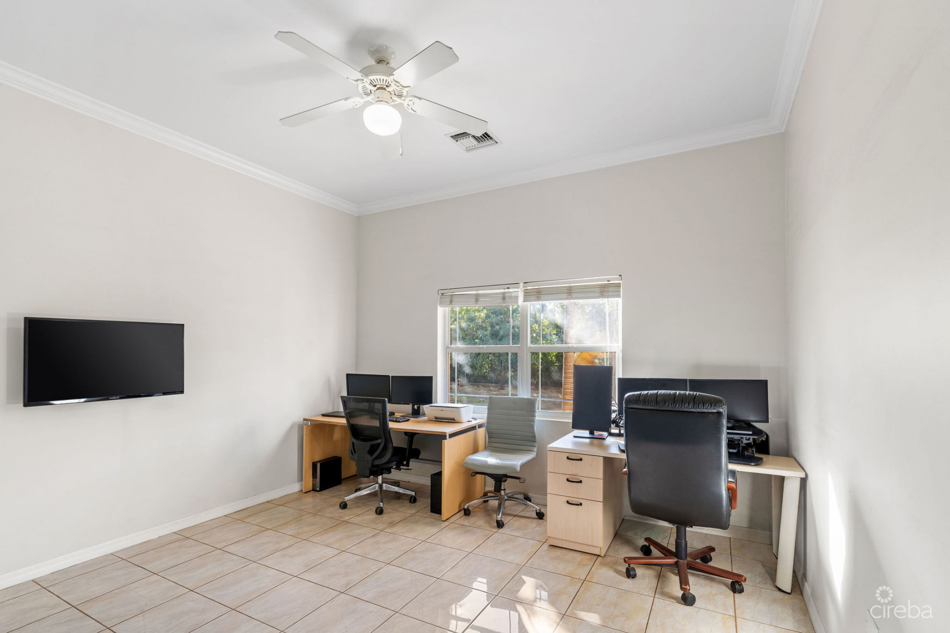 LARGE 5- BEDROOM HOME IN BEACH BAY, BODDEN TOWN