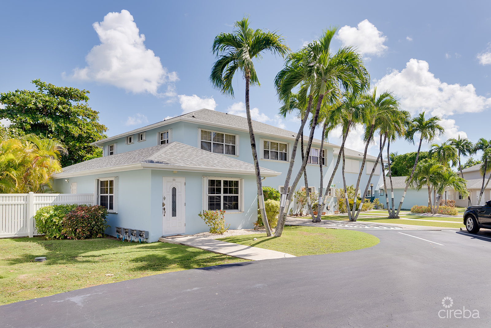 PALM SPRINGS SPACIOUS ONE BED - RARE FIND
