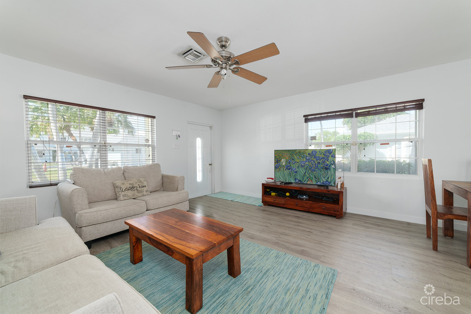 PALM SPRINGS SPACIOUS ONE BED - RARE FIND