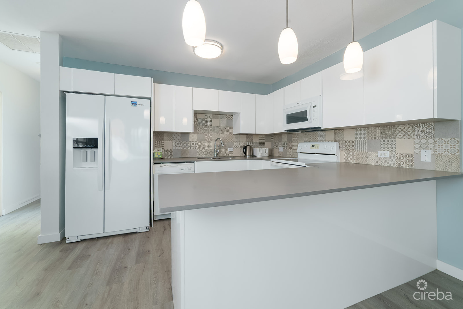 PALM SPRINGS SPACIOUS ONE BED - RARE FIND