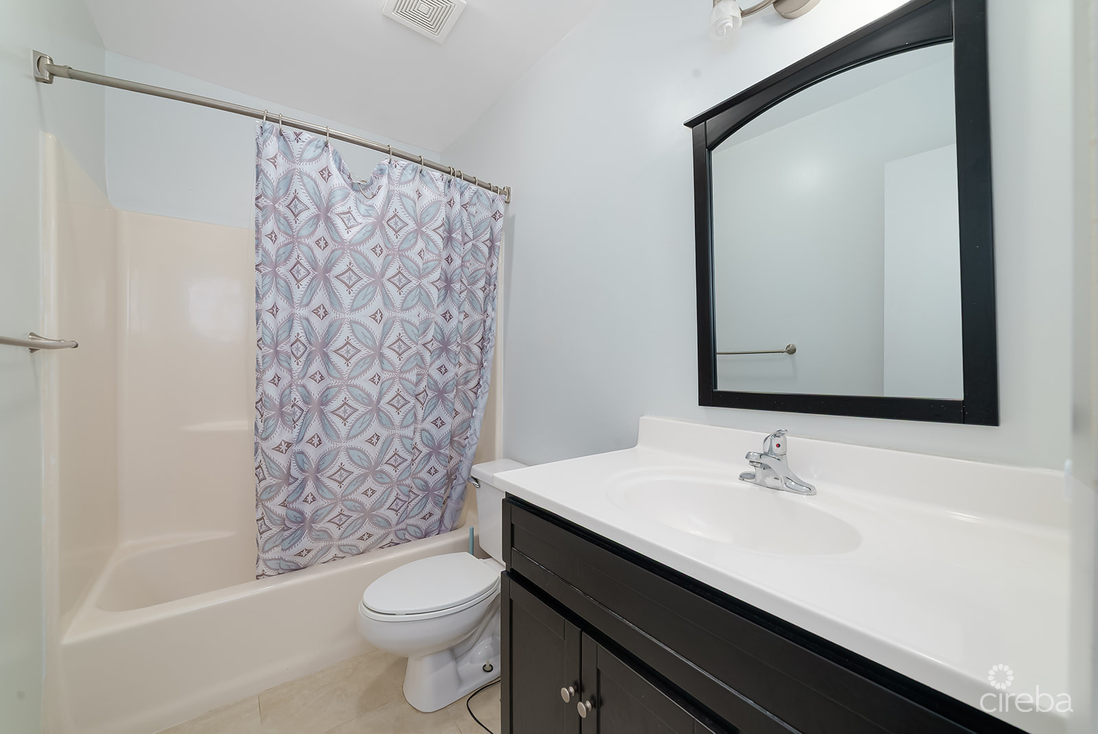 PALM SPRINGS SPACIOUS ONE BED - RARE FIND